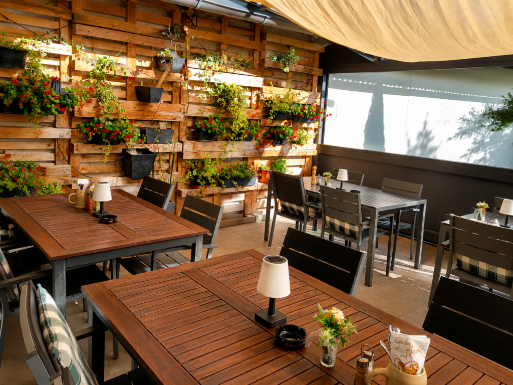 Schattige Terrasse im Büchelsteiner Hof Grattersdorf