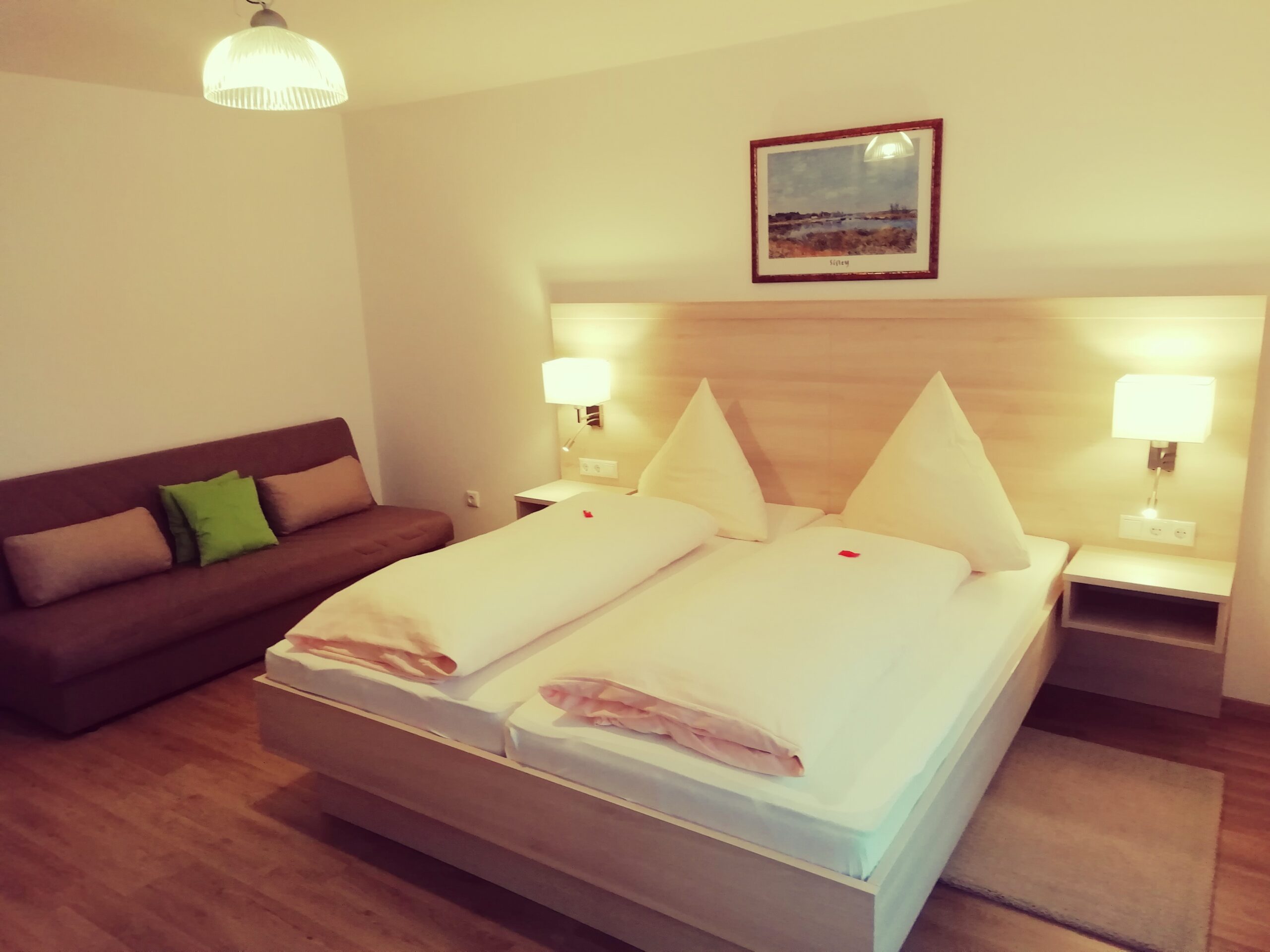 Komfortables Doppelzimmer mit Zustellbett - Couch im Büchelsteiner Hof in Grattersdorf