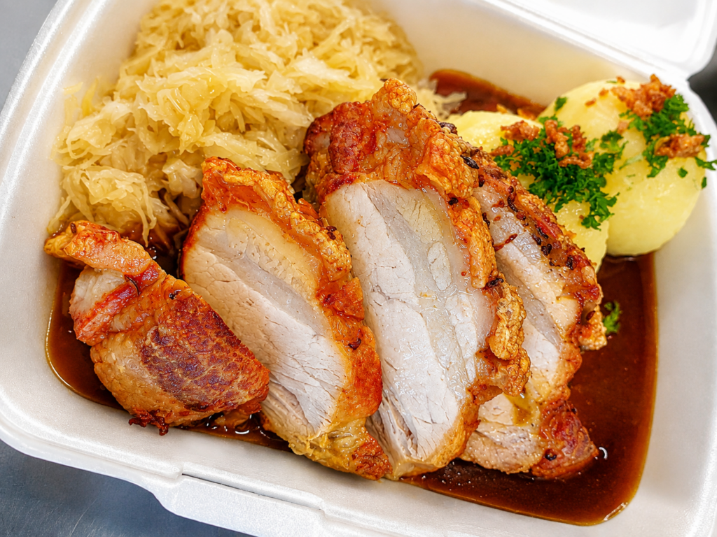Saftiger Krustenbraten vom Schweinebauch lecker im Büchelsteiner Hof in Grattersdorf zubereitet