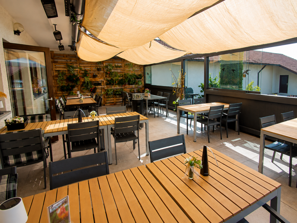 Schattig und gemütlich für die Abendstunden, Die Terrasse im Büchelsteiner Hof in Grattersdorf Lkr. Deggendorf