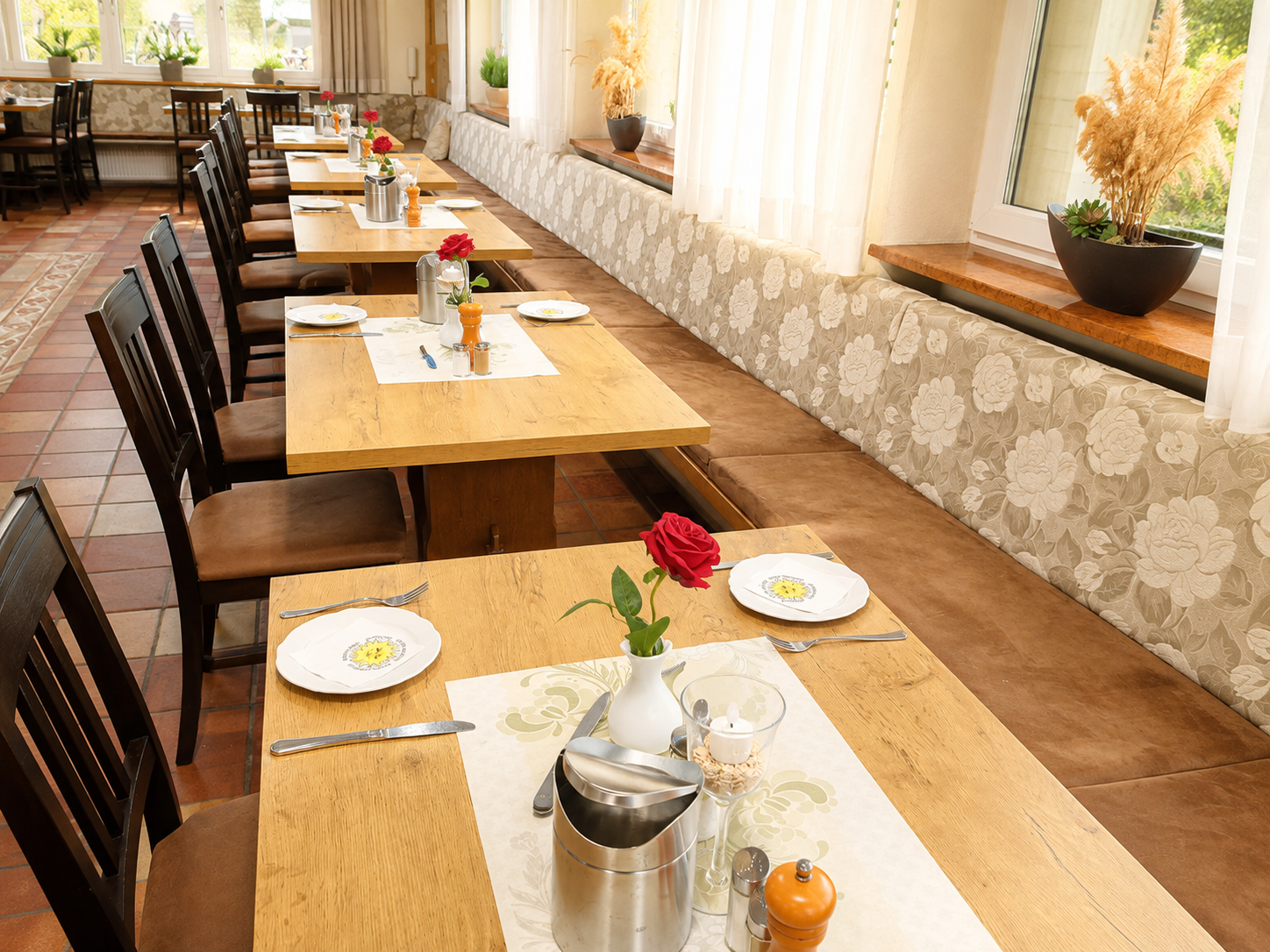 Für Frühstück eingedecktes Nebenzimmer im Büchelsteiner Hof in Grattersdorf